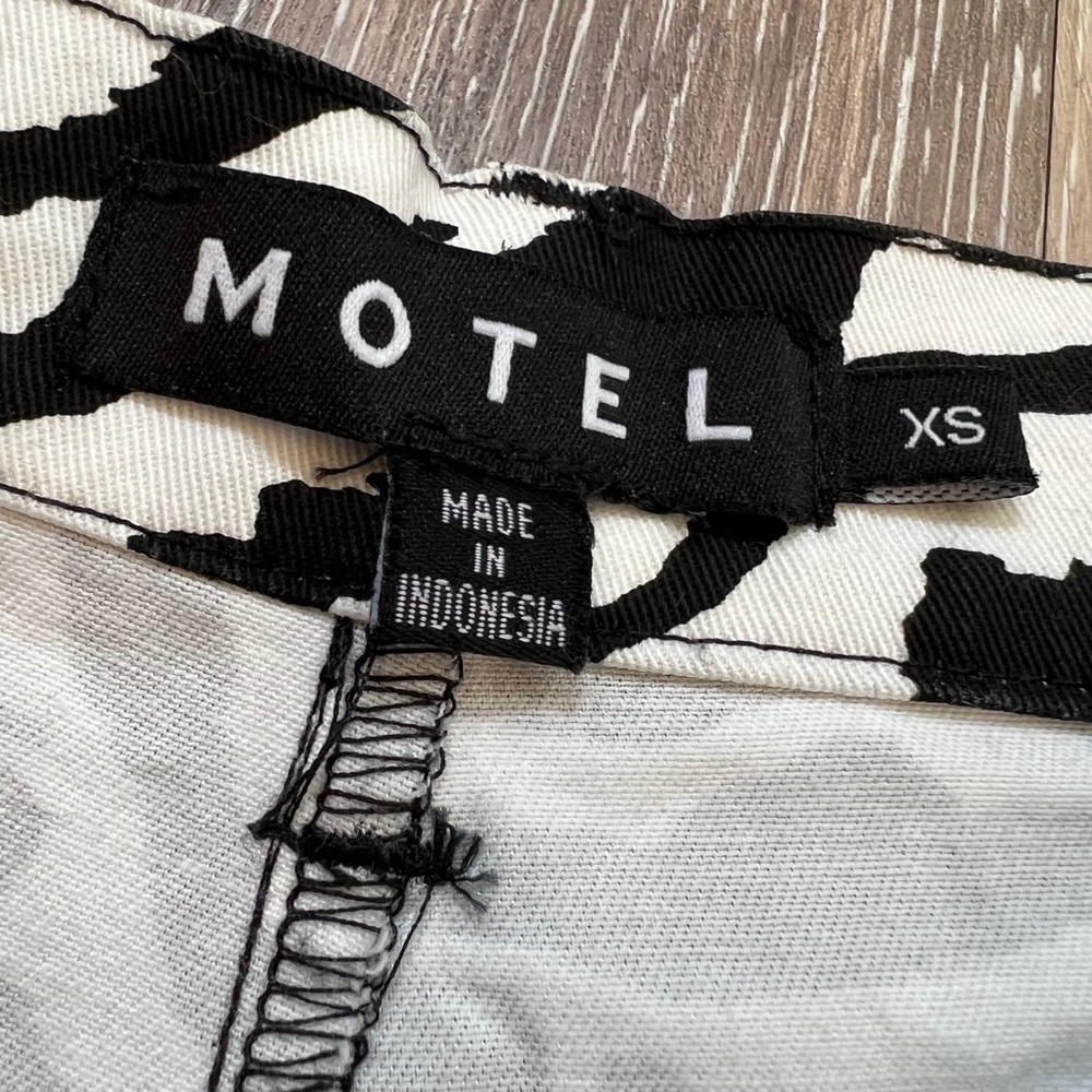 MOTEL ROCKS Woven Trouser in 90s Zebra | XS - Picture 6 of 9